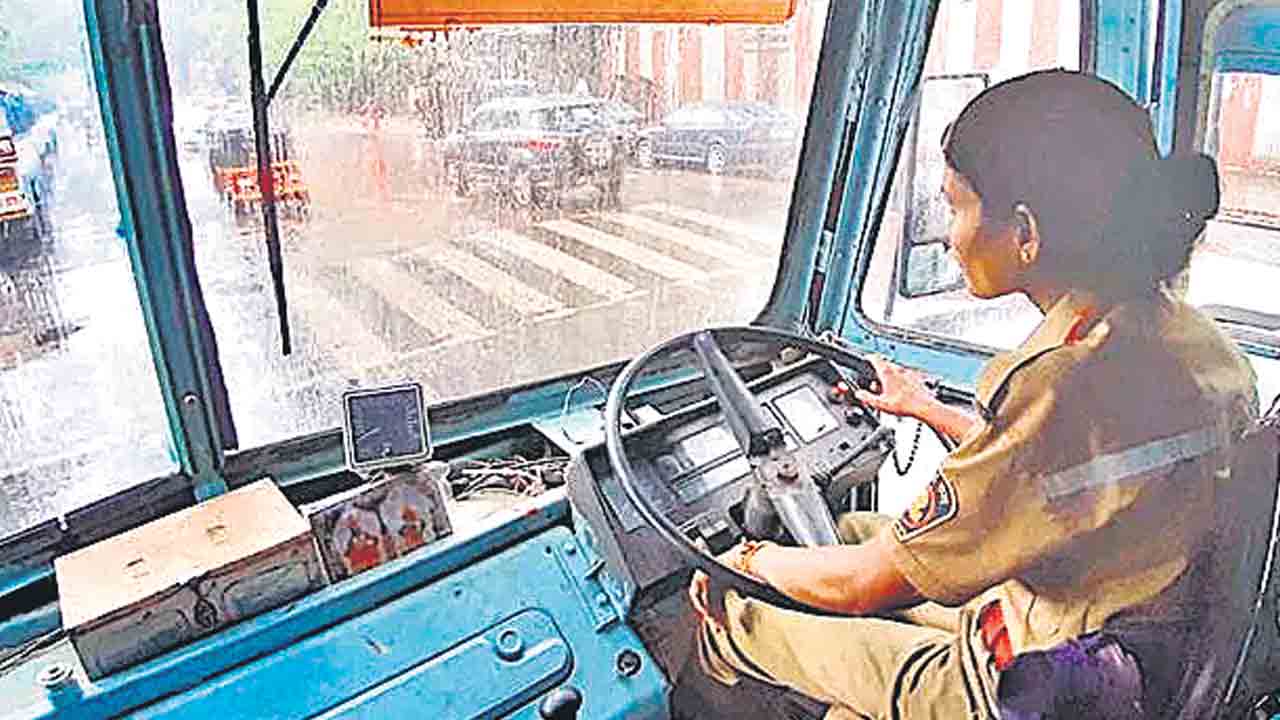 మహారాష్ట్ర ఆర్టీసీలో మహిళా డ్రైవర్లు