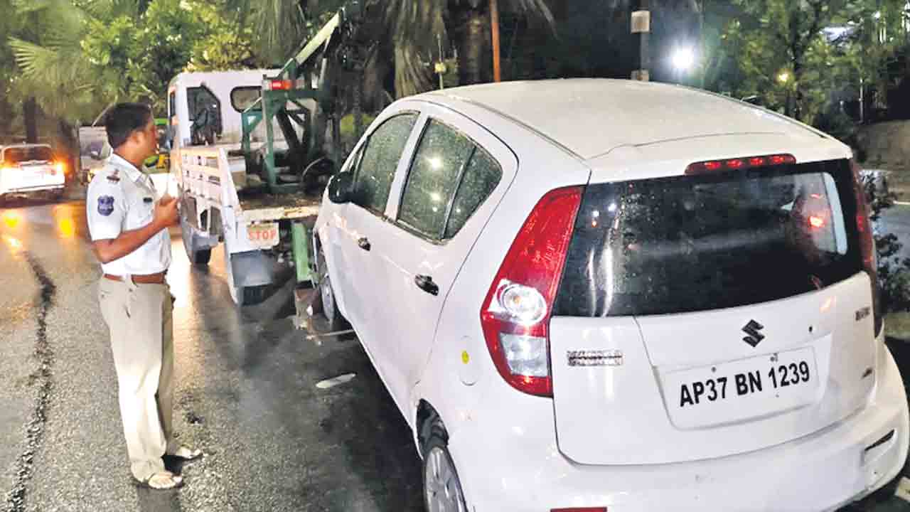 బ్రేక్‌ డౌన్‌తో.. ట్రాఫిక్‌ ఆగమే.!