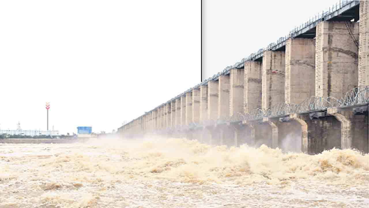 ఉప్పొంగిన నీలవేణి