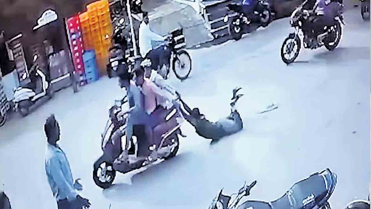 బండికి కట్టేసి.. వందల మీటర్లు లాక్కెళ్లి.. ఉత్తరప్రదేశ్‌లో దారుణం