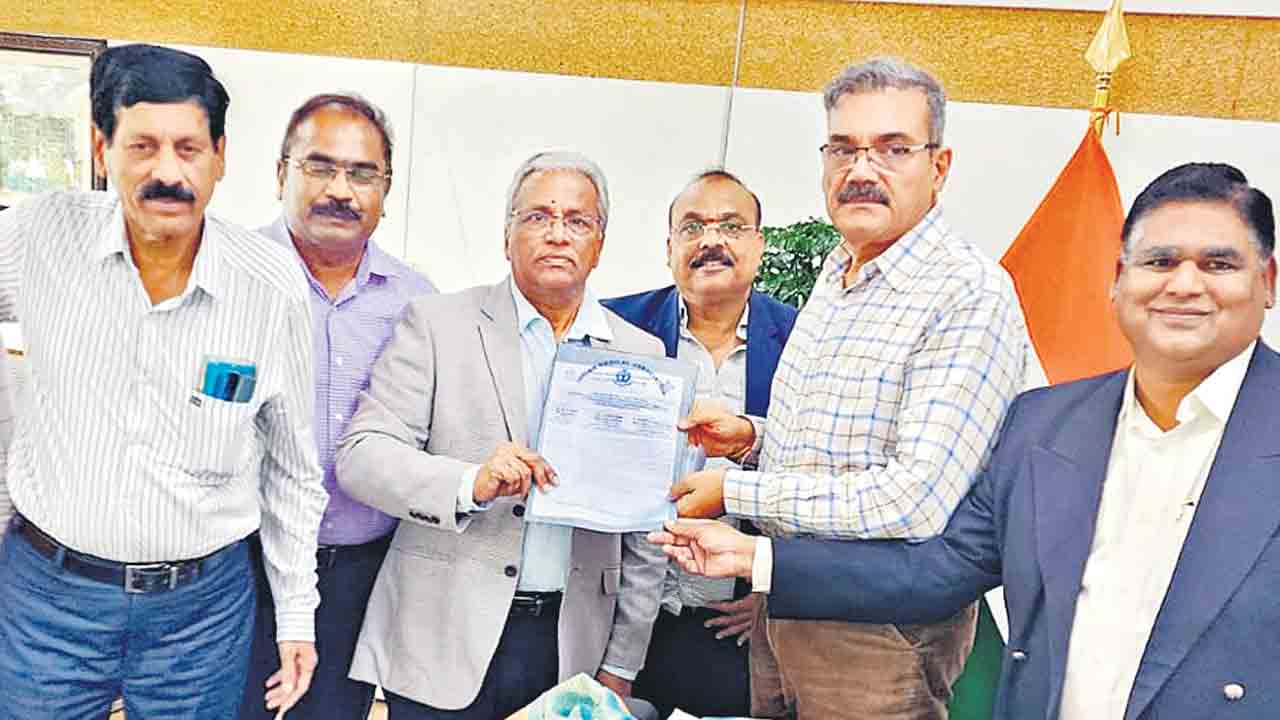 డాక్టర్లపై దాడులను అరికట్టాలని వినతి