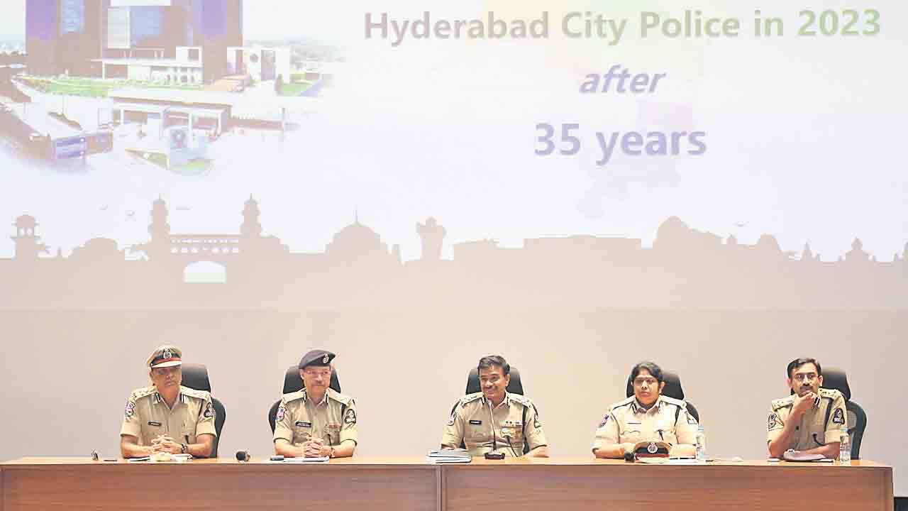 సిటీ ఇన్‌స్పెక్టర్లు 163 మంది బదిలీ