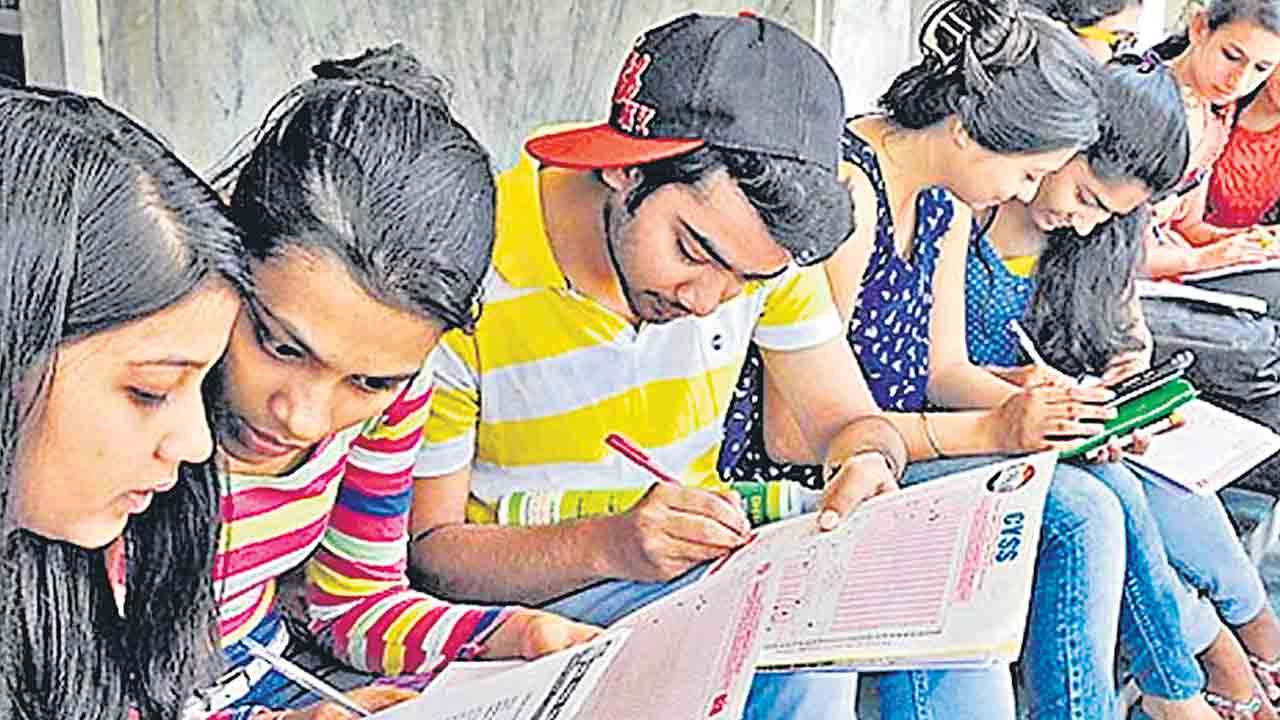 బీటెక్‌ సీట్లు 94,656