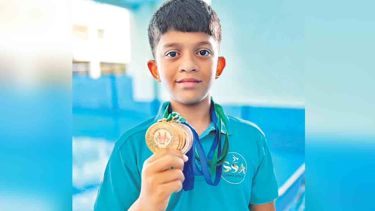యువ స్విమ్మర్‌ అశ్వత్‌ పతక ధమాకా.. 3 స్వర్ణాలు, 2 రజత పతకాలు గెలుపు