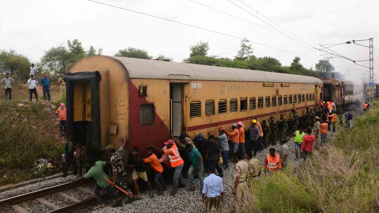 చేయి చేయి కలిపి.. విపత్తును గెలిచి!