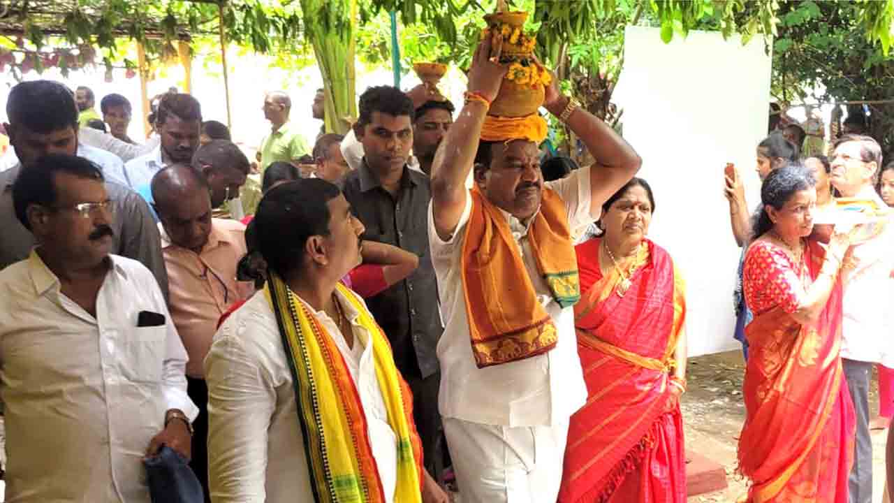 అమ్మవారికి 2 లక్షల ఆభరణాలు