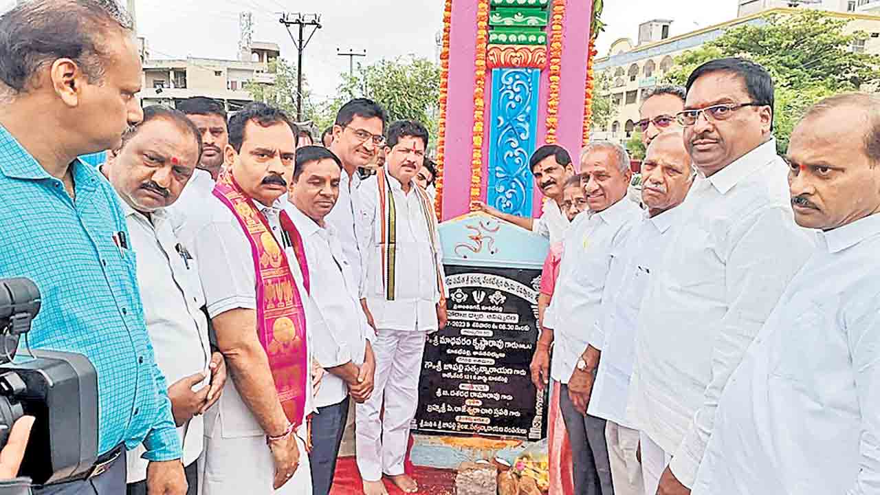 ఆలయాల అభివృద్ధికి ప్రభుత్వం కృషి