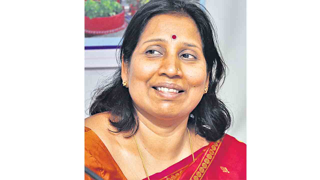 ఐఏఎస్‌ రాణి కుముదిని సర్వీస్‌ రెండేండ్లు పొడిగింపు