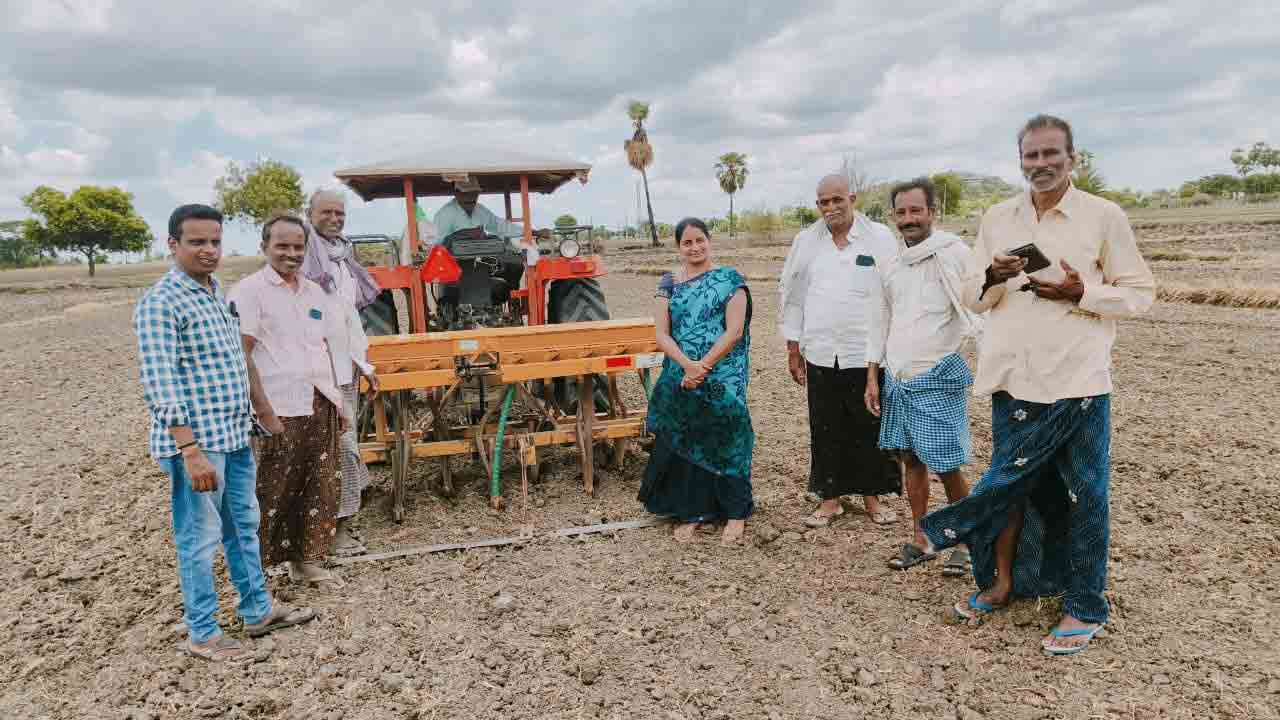 పోడి దుక్కిలో వ‌రి విత్త‌నాలు