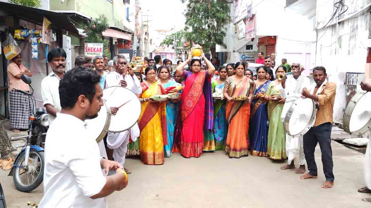 ఘనంగా ఆషాఢ బోనాలు ప్రారంభం