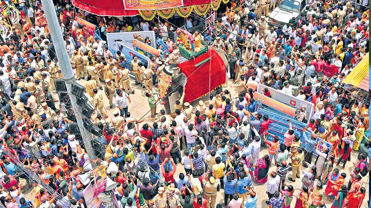 l అంబారీపై ఉజ్జయిని అమ్మవారు