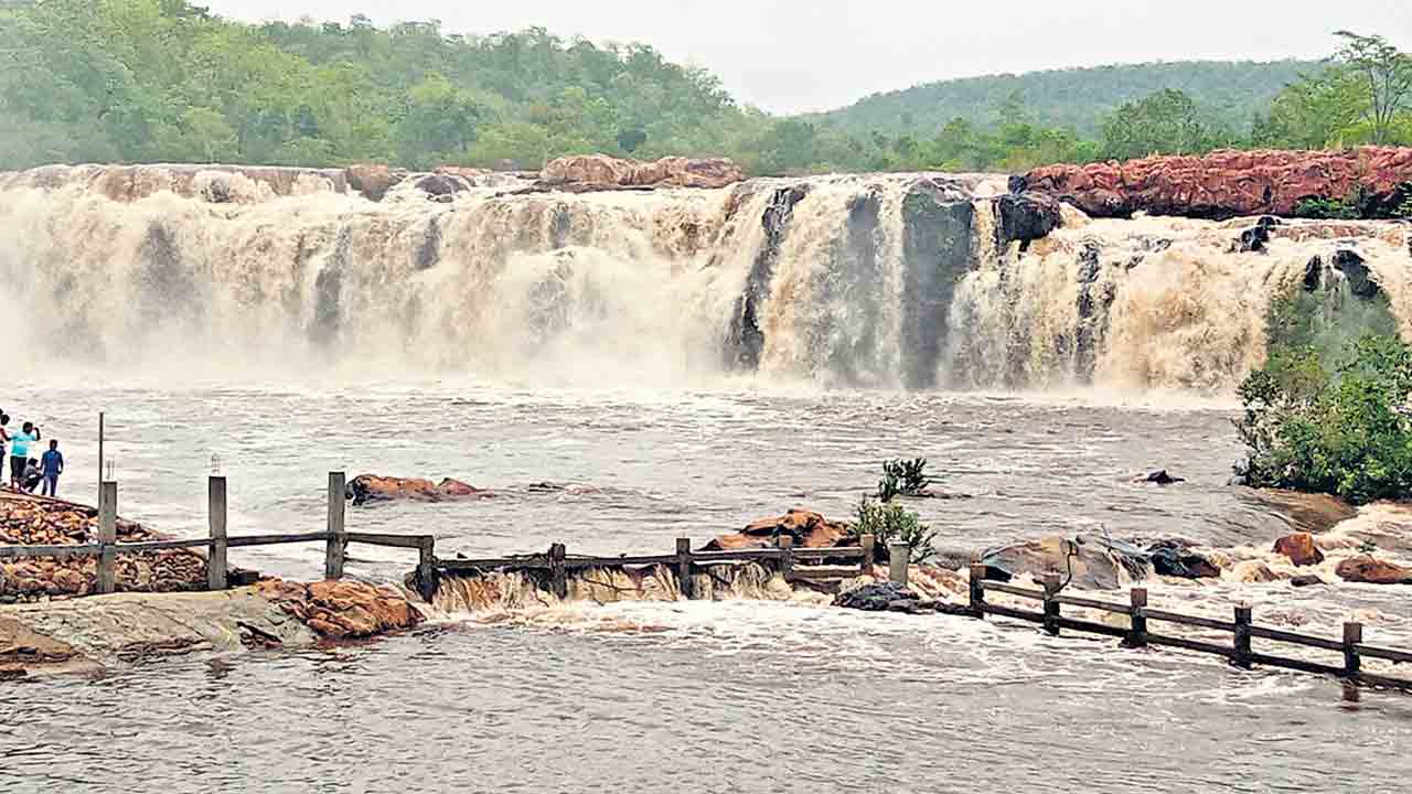 బొగత పరవళ్లు..