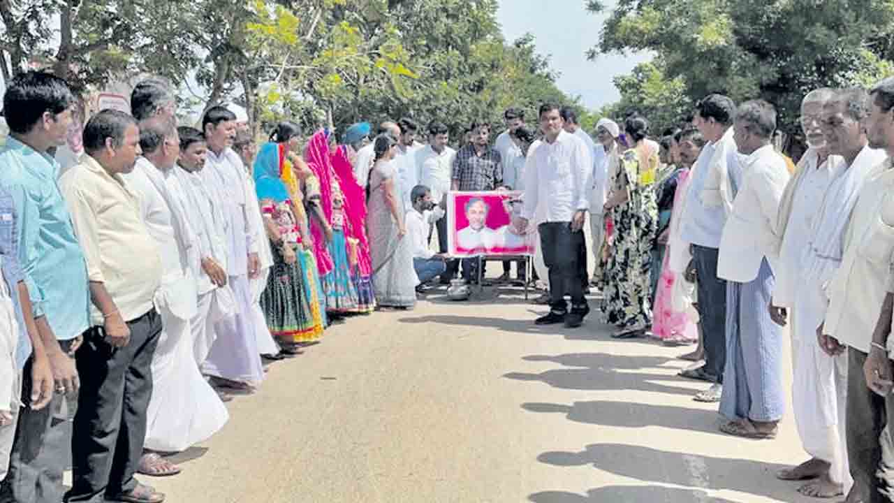 పోడు భూములకు పట్టాలతో సంబురం