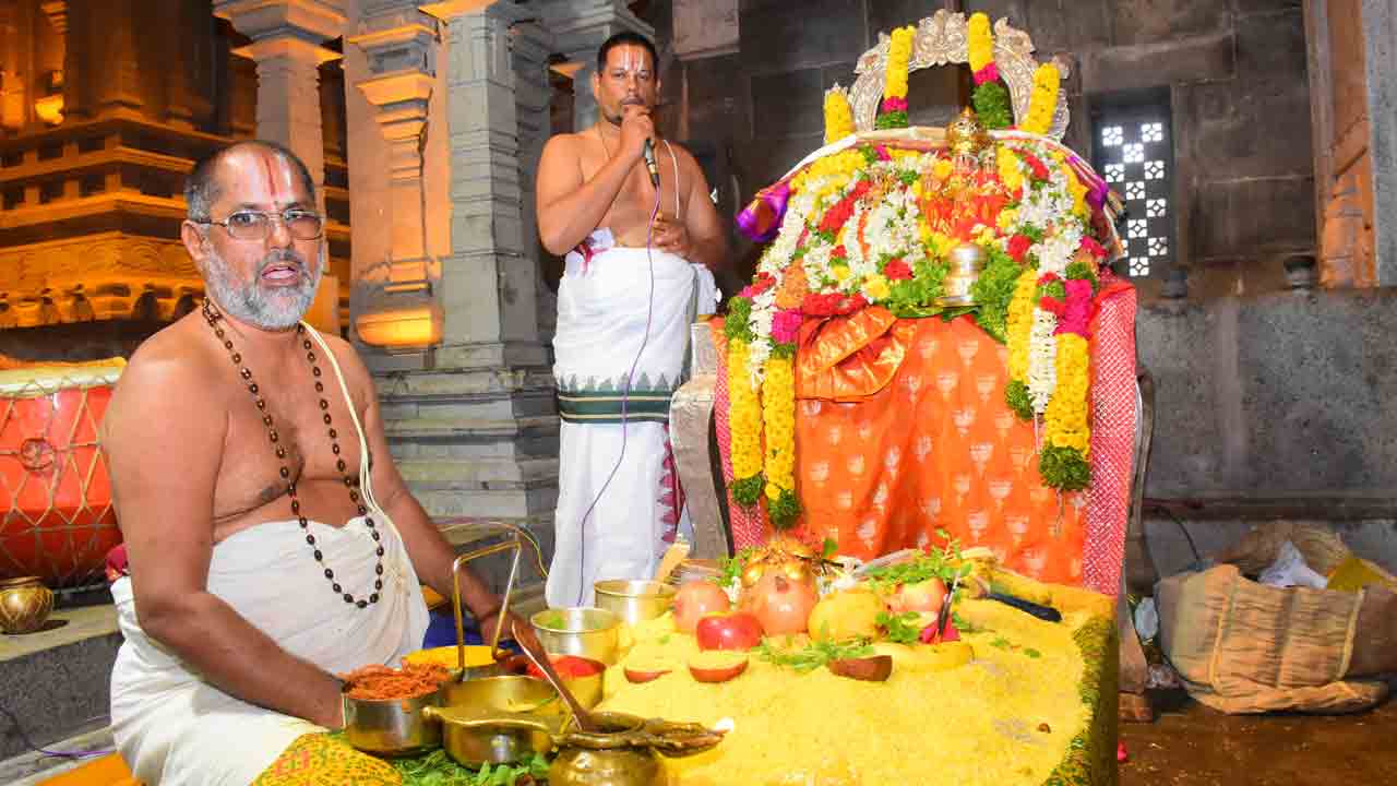 స్వయంభువులకు ఘనంగా నిత్యారాధనలు