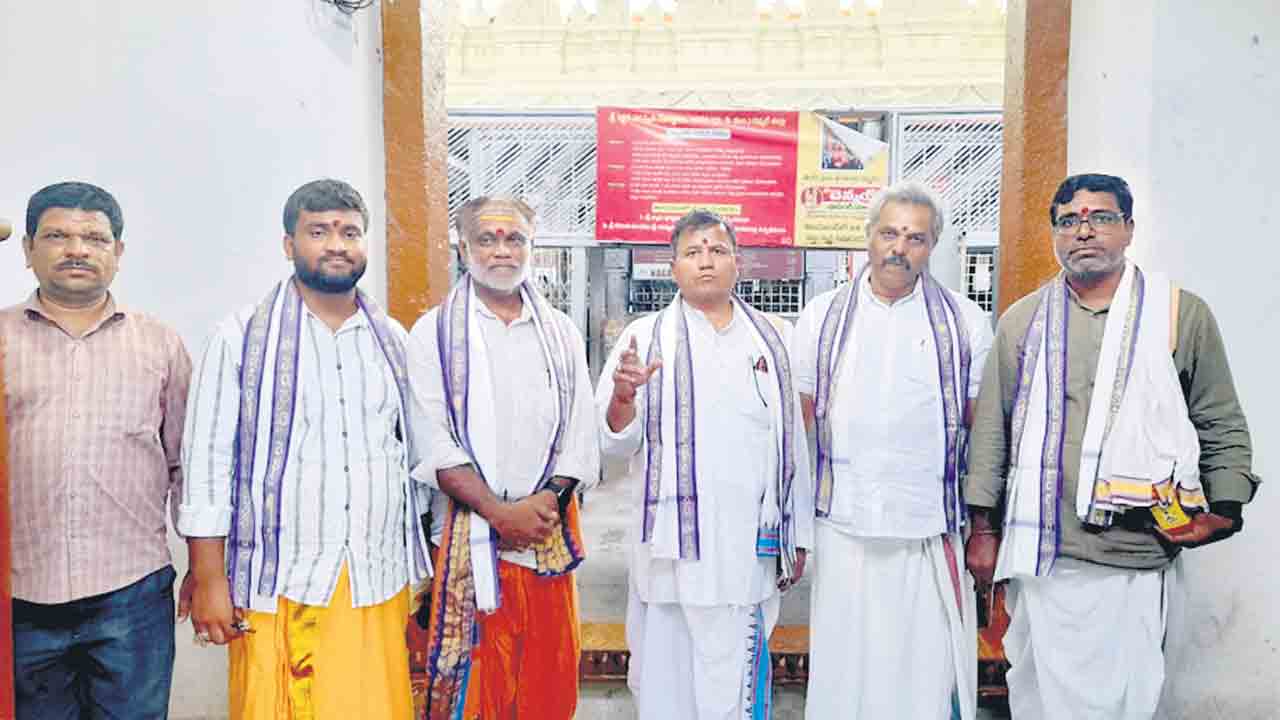 గౌరవ వేతనం రూ.10 వేలకు పెంచినందుకు కేసీఆర్‌కు ధన్యవాదాలు.. బాసర సరస్వతీ ఆలయంలో పేరిట ప్రత్యేక పూజలు