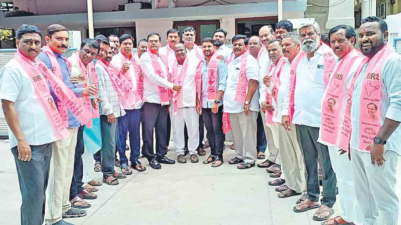 బీజేపీ నుంచి బీఆర్‌ఎస్‌లోకి..