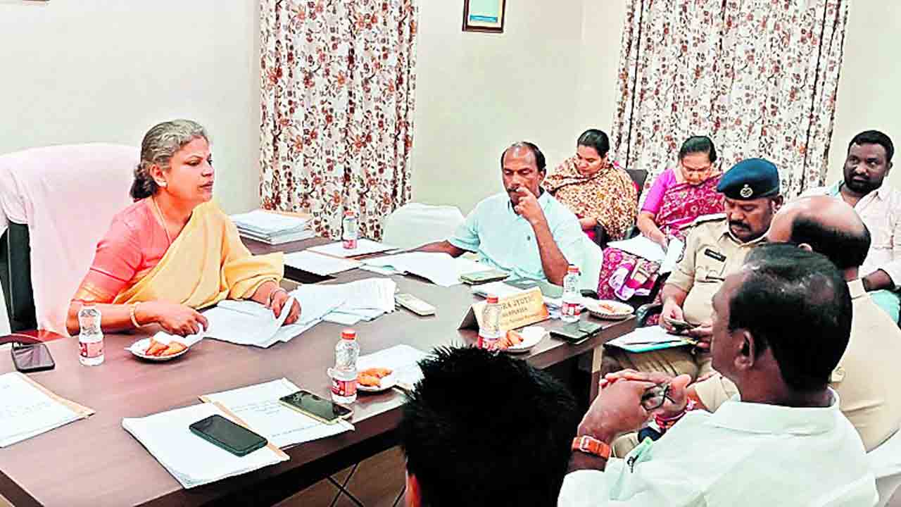 అధికారుల తీరుపై ప్రజాప్రతినిధుల ఆగ్రహం