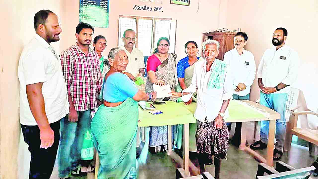 ఎమ్మెల్యే సీతక్క తల్లిదండ్రులకు పోడు పట్టా