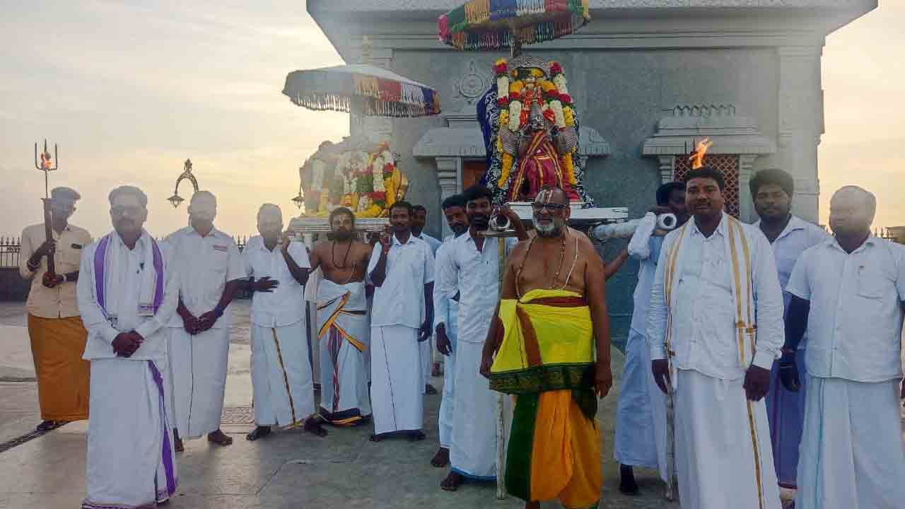 గుట్టలో లక్ష్మీనరసింహుడికి నిత్యార్చనలు