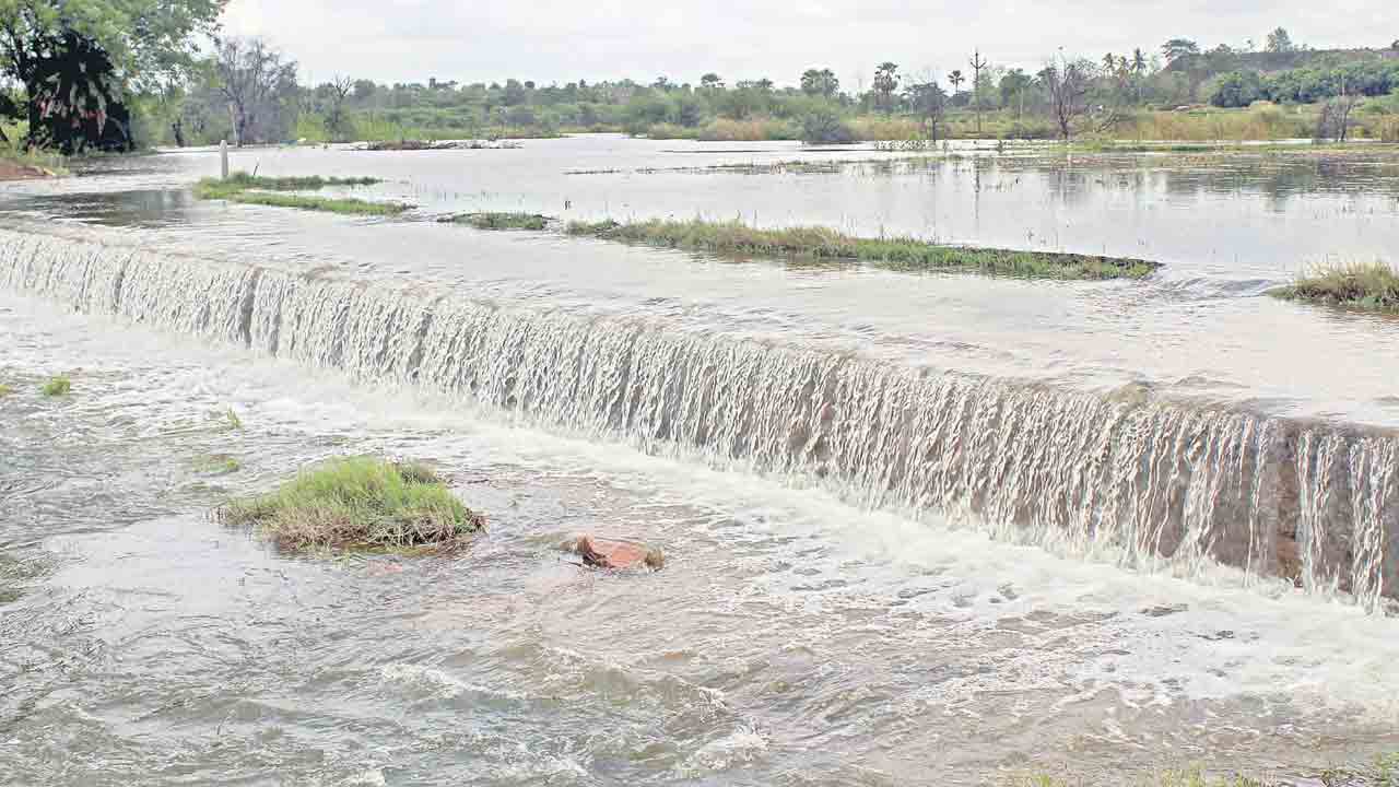 చినుకు లేకున్నా చెరువు నిండుగా