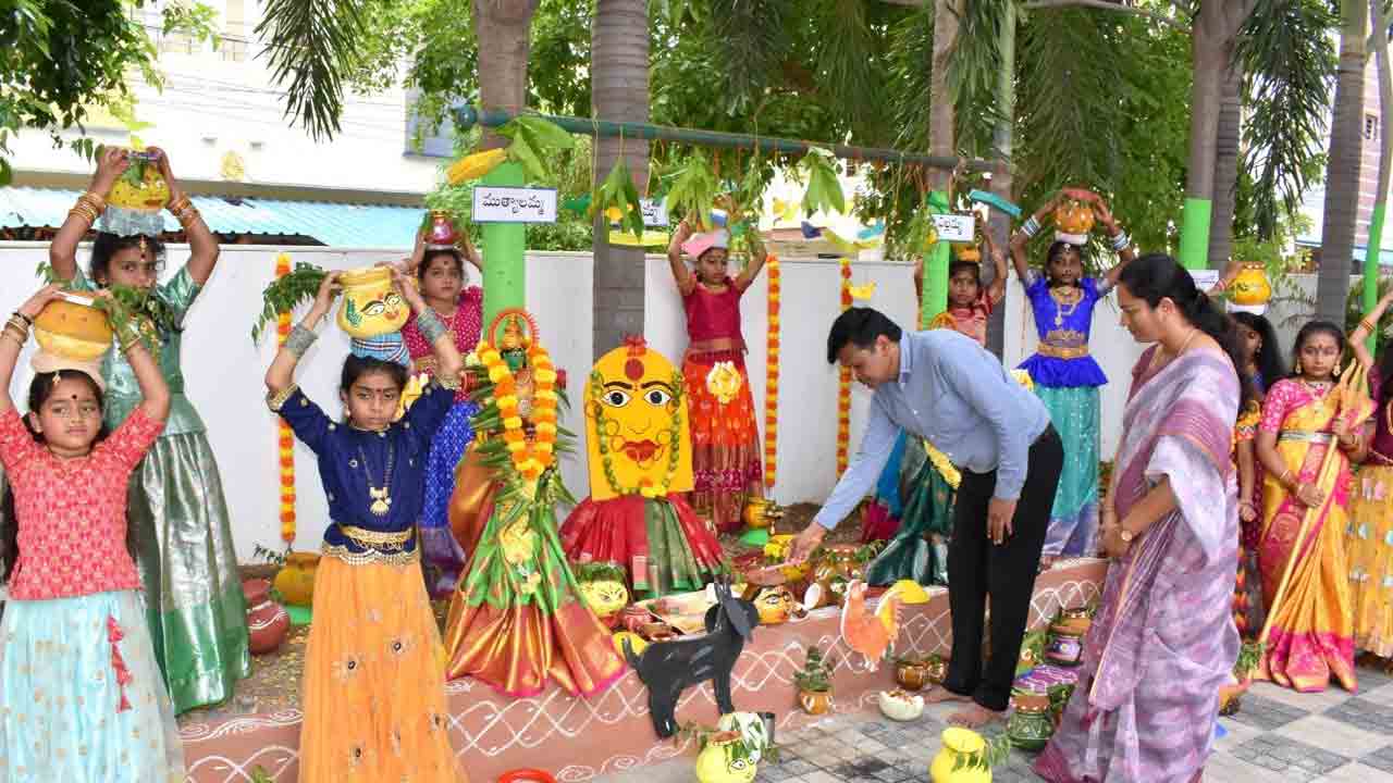 విద్యాలయాల్లో బోనాల సంబురం