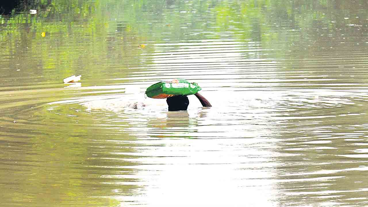 ఢిల్లీ ఇంకా వరద గుప్పిట్లోనే..