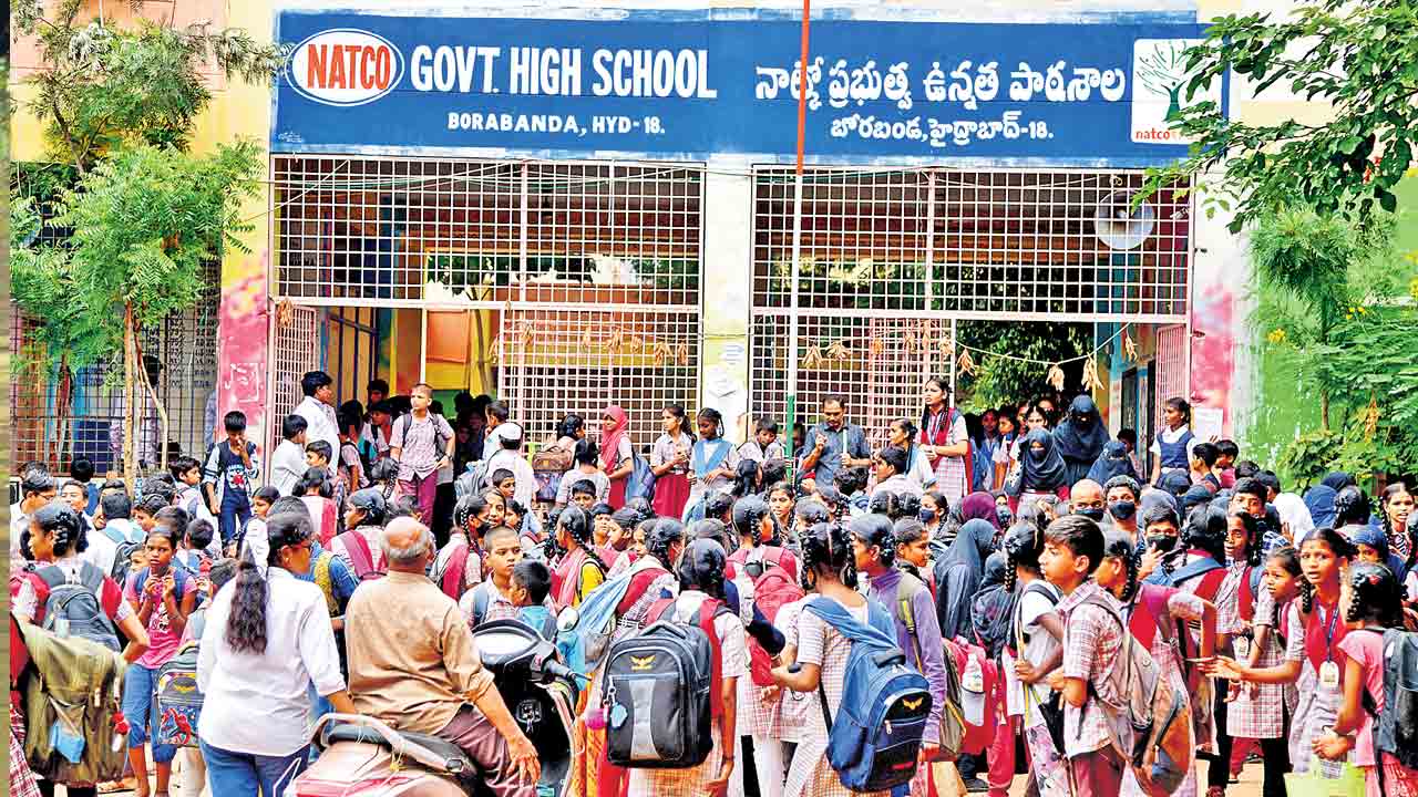Government Schools | హైదరాబాద్‌లో సర్కారీ స్కూళ్లకు ఫుల్‌ డిమాండ్‌.. అడ్మిషన్ల కోసం రాజకీయ నాయకులతో రికమండేషన్లు