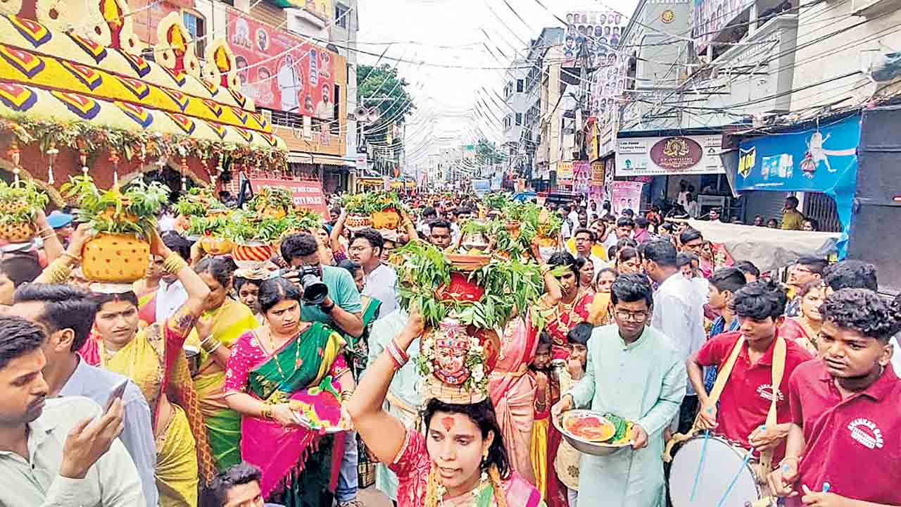 బోనమెత్తిన పాతనగరం