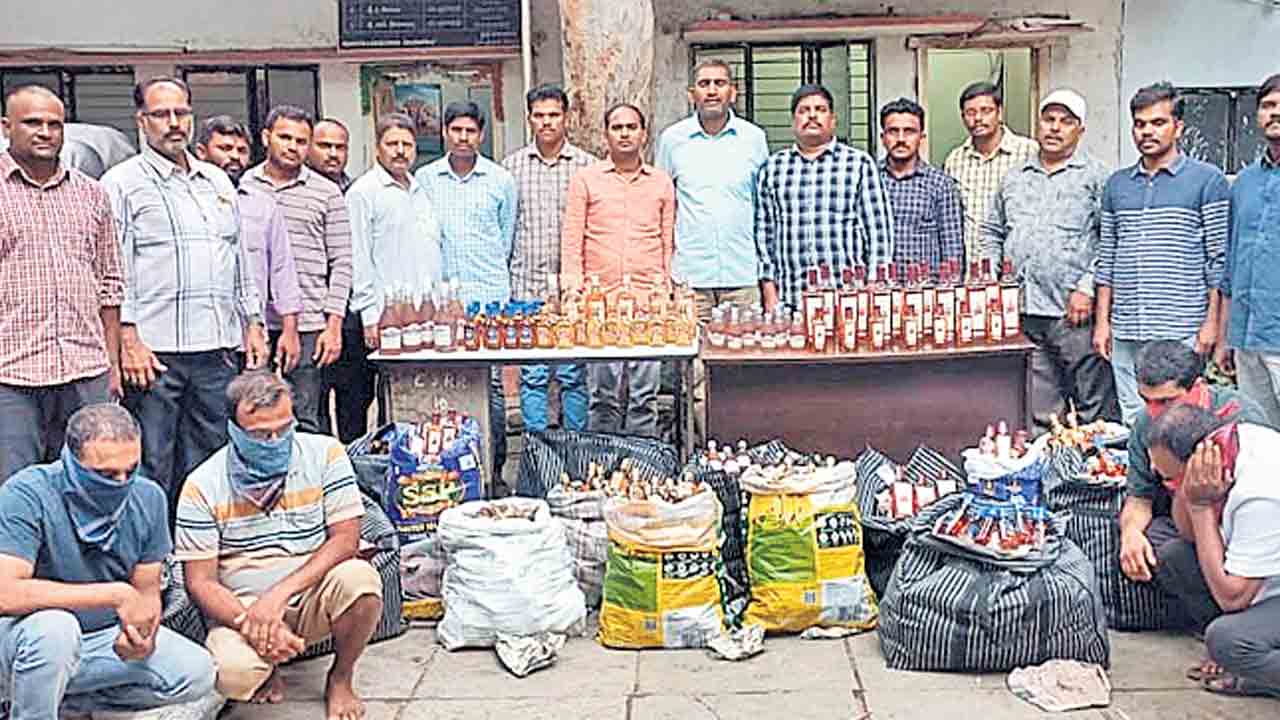 మద్యం బాటిళ్లు స్వాధీనం