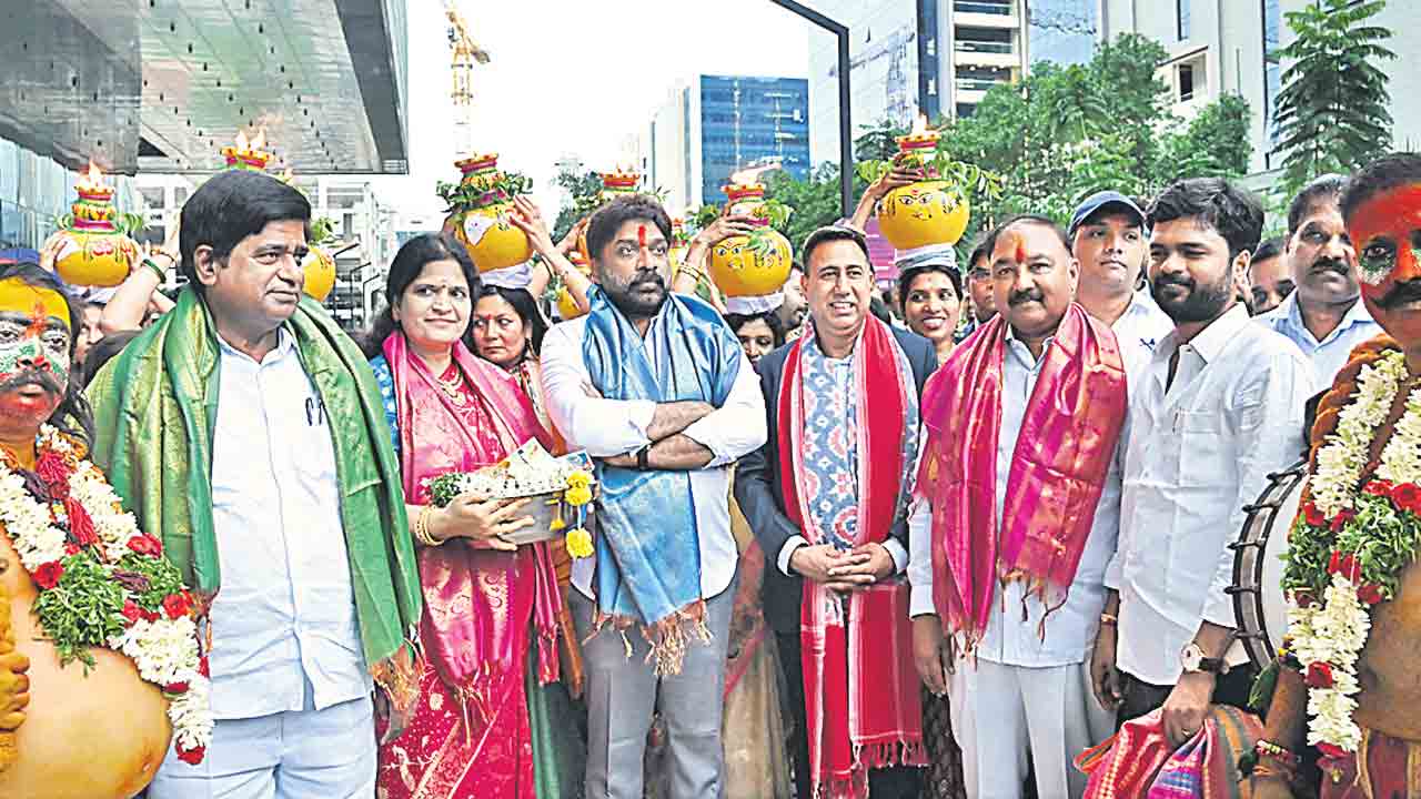 టీ హబ్‌లో వైభవంగా బోనాలు