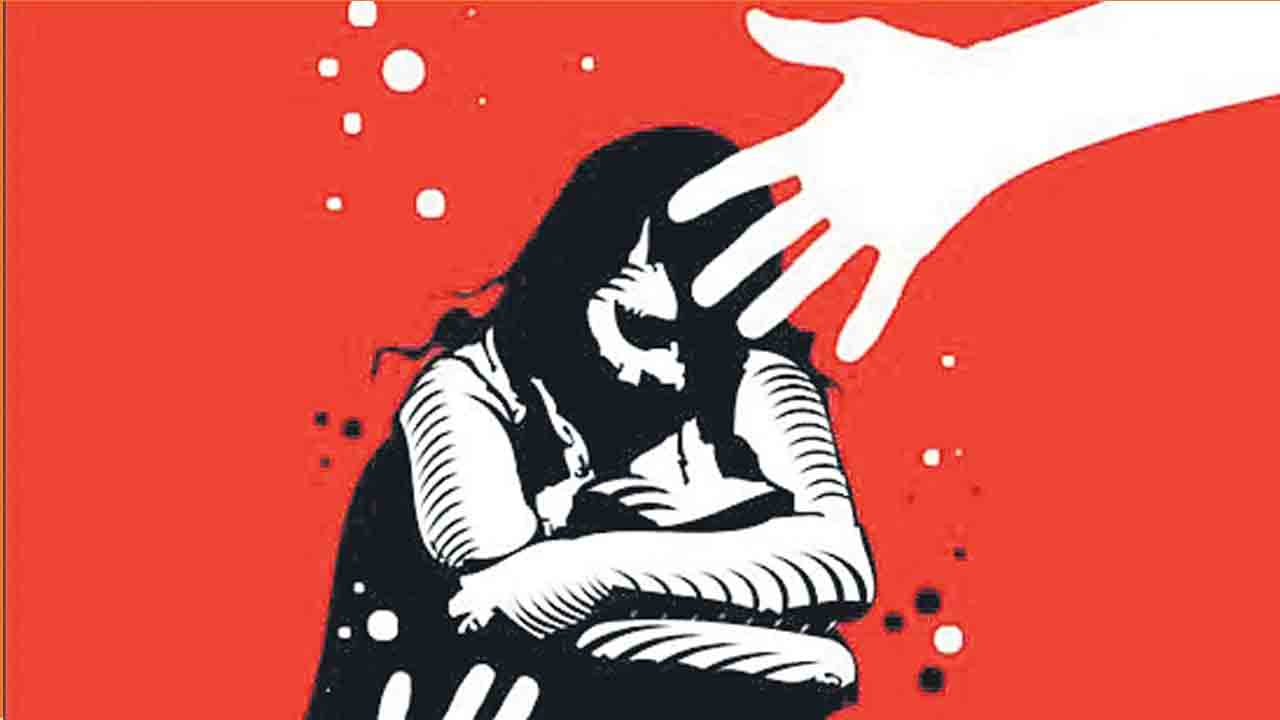 బడి కెళ్లొస్తున్న బాలికకు లైంగిక వేధింపులు