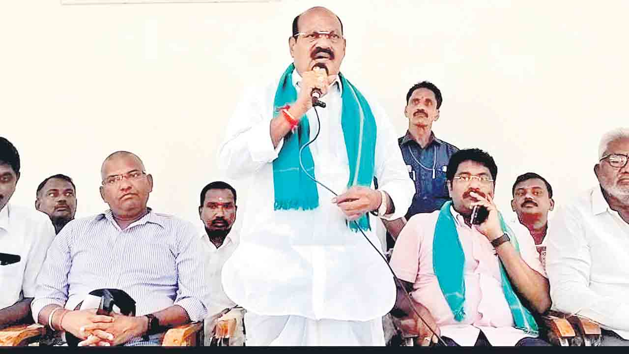 రైతులను అవమానిస్తున్న కాంగ్రెస్‌కు బుద్ధి చెప్పాలె..