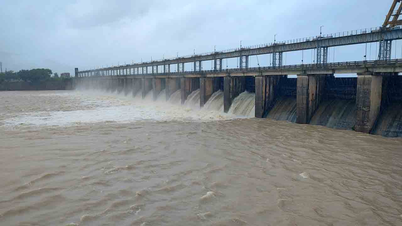 తాలిపేరుకు భారీగా వరద నీరు