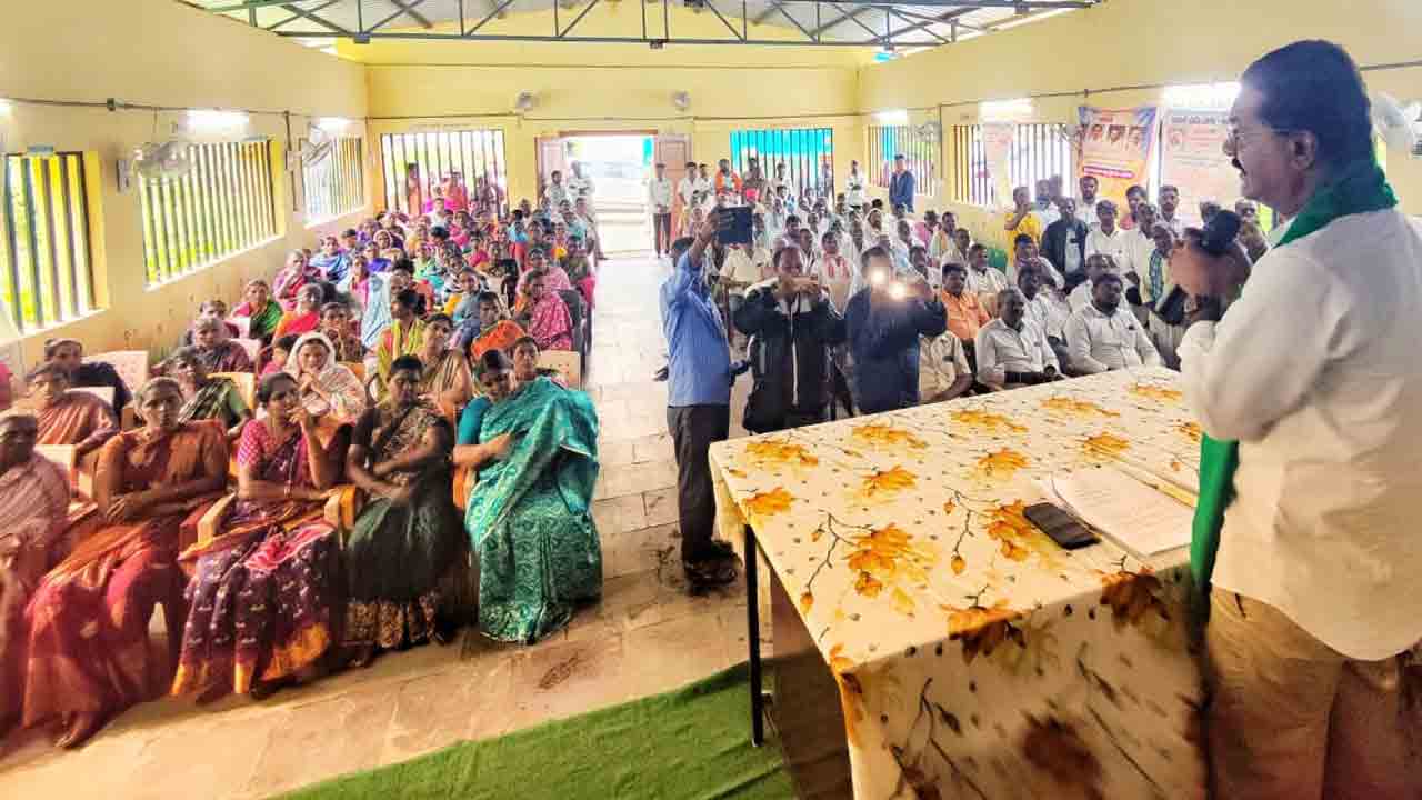 లాఠీ దెబ్బలు తింటేనే యూరియా దొరికేది!