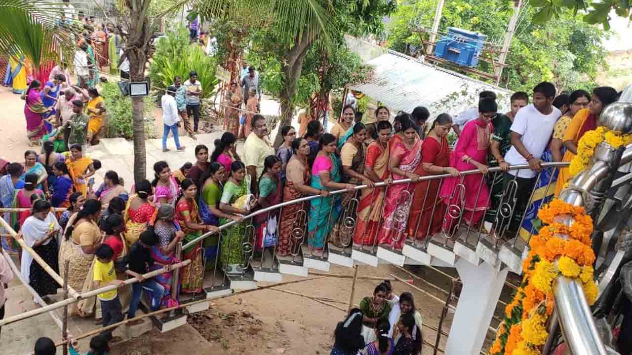 ఘనంగా గురుపౌర్ణమి.. కిక్కిరిసిన ఆలయాలు.. అలరించిన సంగీత విభావరి