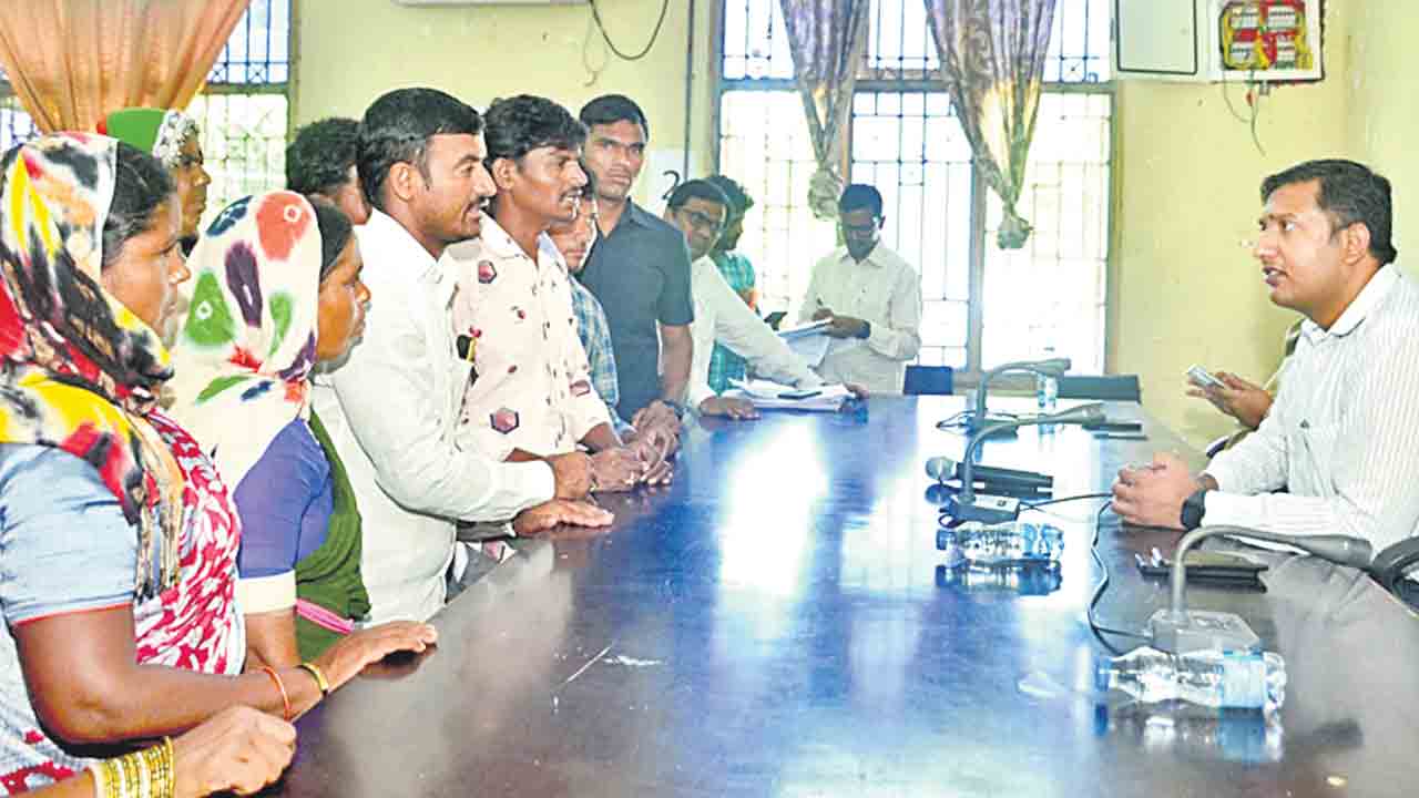 ఫిర్యాదులు తక్షణమే పరిష్కరించాలి
