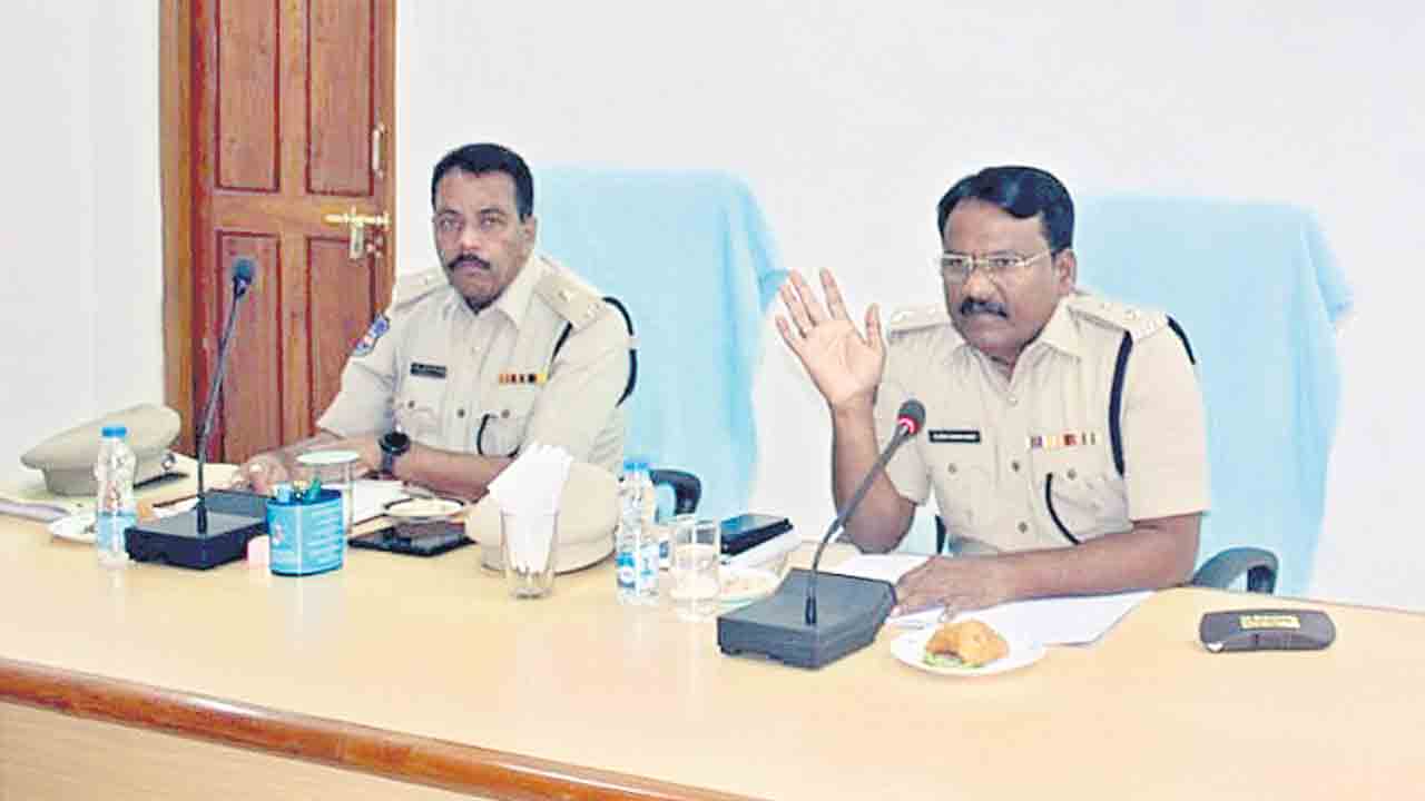 అప్రమత్తంగా ఉండండి