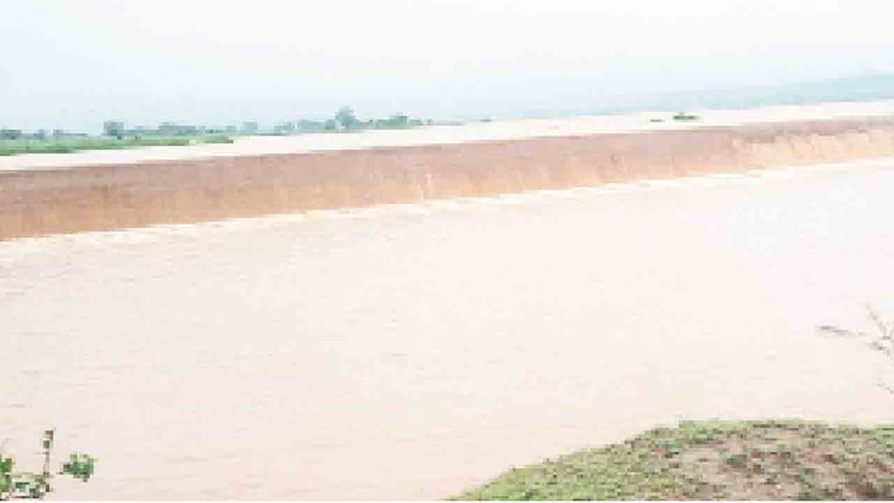 వీడని వర్షం..ముంచెత్తిన వరద