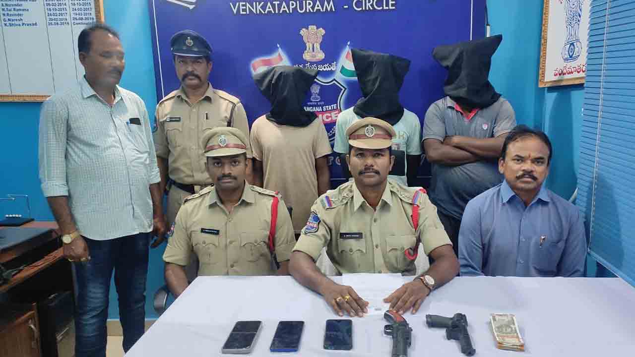 ముగ్గురు నకిలీ మావోయిస్టుల అరెస్టు