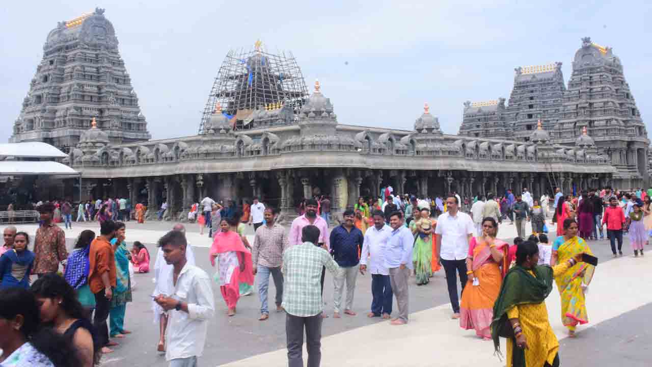 యాదగిరిగుట్టలో భక్తుల సందడి