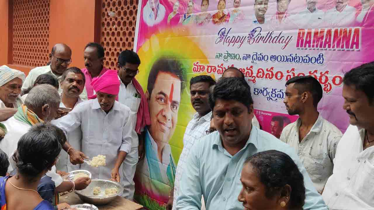 పూజలు చేసి.. పండ్లు పంచి