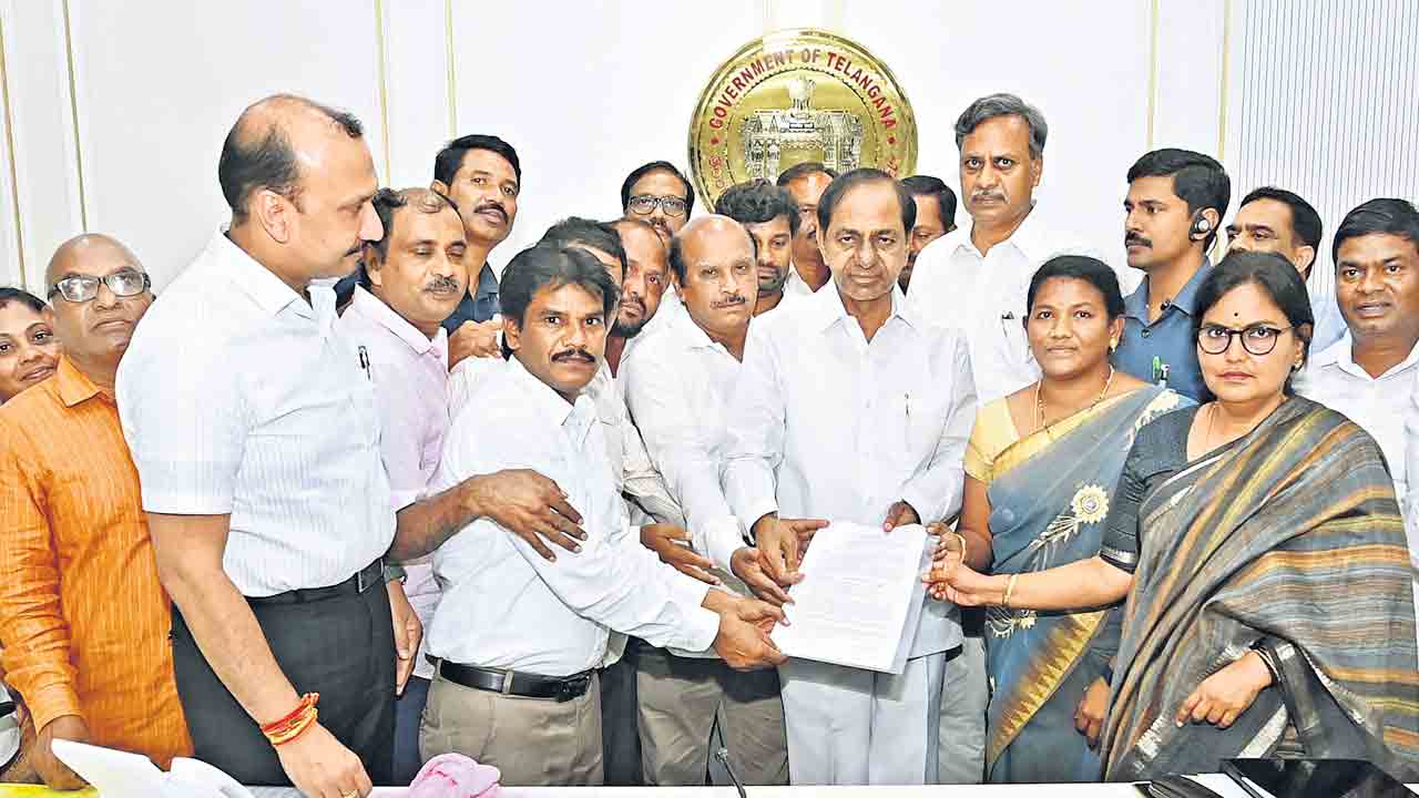 VRA regularization |  సీఎం కేసీఆర్‌ పెద్ద మనసు.. ప్రభుత్వ ఉద్యోగులుగా మారిన వీఆర్‌ఏలు, విద్యార్హతల ఆధారంగా పేస్కేల్‌