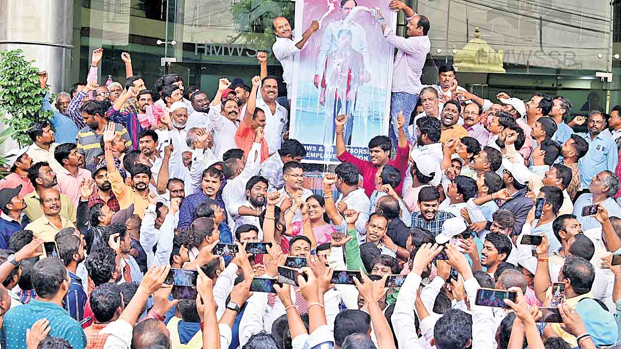 పీఆర్సీ ఆనందం.. క్షీరాభిషేకాల సంతోషం