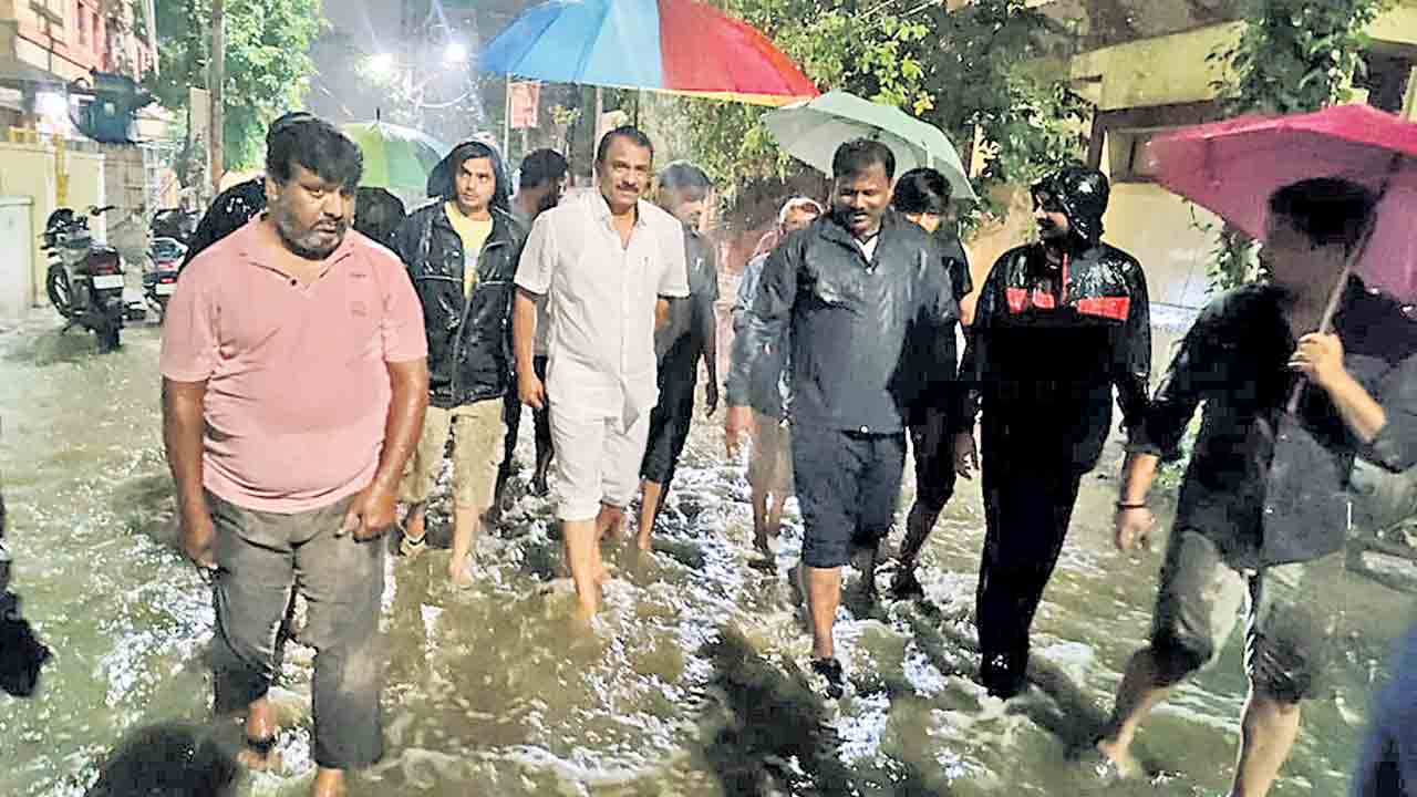 భారీ వర్షం.. సహాయక చర్యలు