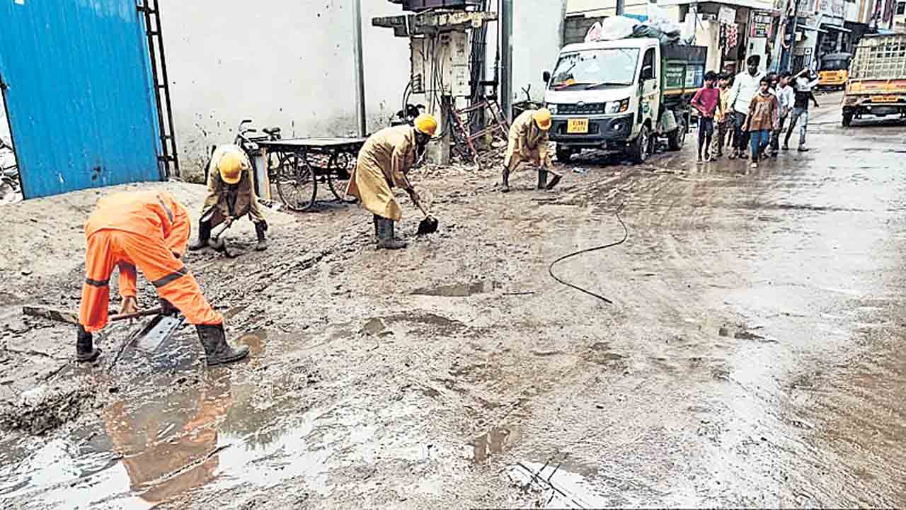 ముంపు ప్రాంతాల్లో సహాయక చర్యలు