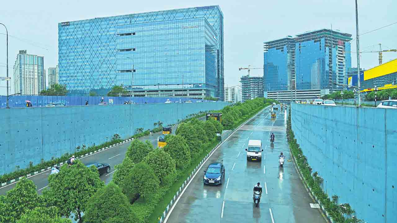 జోరున వర్షం కురిసినా వాహనాలు ఆగకుండా..