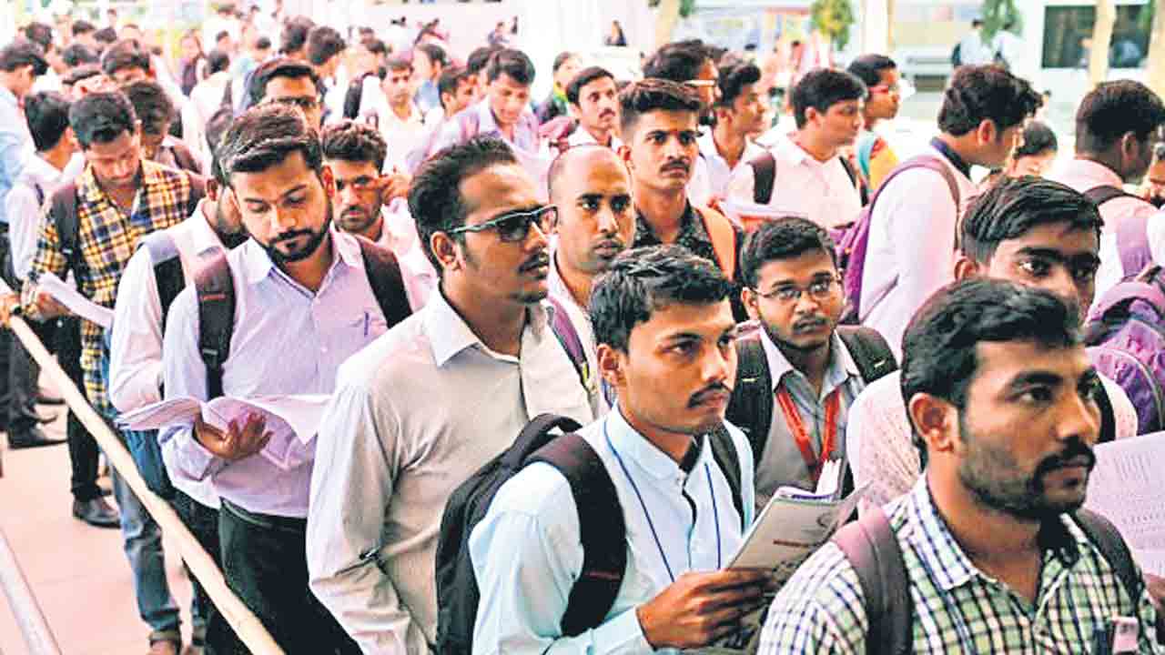 Unemployment |  కరోనా సంక్షోభం.. దేశంలో తారాస్థాయికి నిరుద్యోగిత రేటు: సీఎంఐఈ