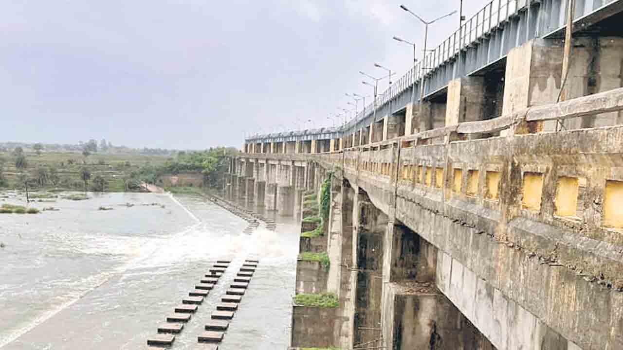 ప్రాజెక్టులకు వరదపోటు