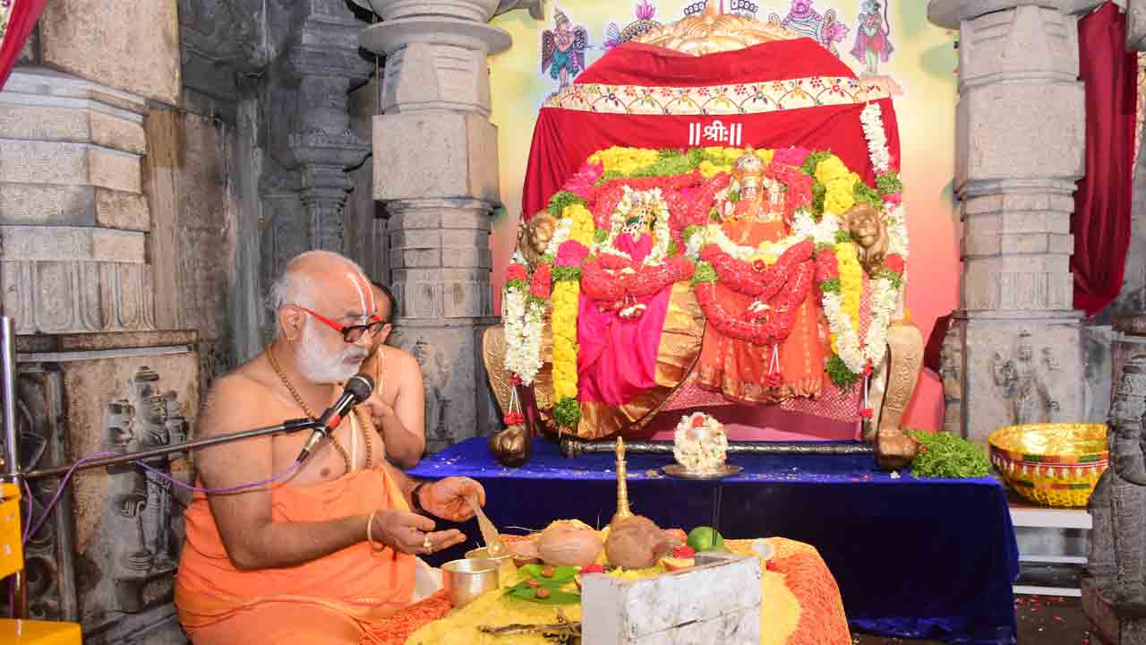 యాదగిరిగుట్ట నారసింహుడికి నిత్యార్చనలు