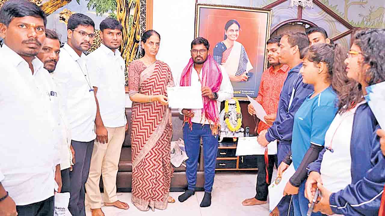 విద్యార్థులు క్రీడల్లో రాణించాలి